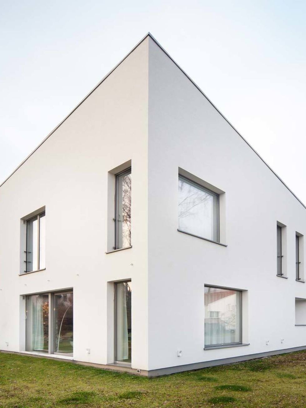 <p>Esta casa de color blanco y forma irregular está ubicada en el distrito norte de Gliwice - Zerniki, Polonia.</p>