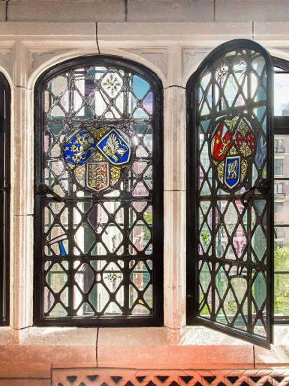 <p>El apartamento está decorado en un elaborado estilo Tudor con detalles propios del gótico, asi como los marcos de las ventanas, arcos de piedra caliza, paneles de ladrillo y terracota, además de una atmósfera &quot;Downton Abbey&quot;, según <a href="http://www.6sqft.com/gramercy-tudor-castle-co-op-now-twice-the-size-is-back-on-the-market-at-6-25m/" title="Vidrieras" target="_blank">6sqft. </a></p><p>&nbsp;</p>
