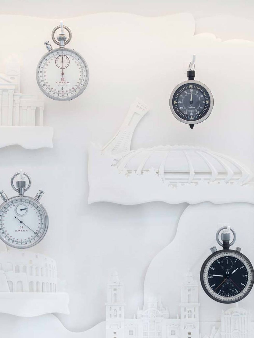 <p>Estos relojes colgados de las paredes comparten espacio con los relieves de la historia de los Juegos Olímpicos.</p>