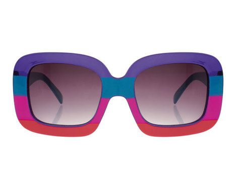 <p>Vuelve a los sesenta luciendo y mirando a través de estas coloridas gafas cuadradas de <strong>Asos</strong> (16 euros). ¿Te acuerdas de aquella época?</p>