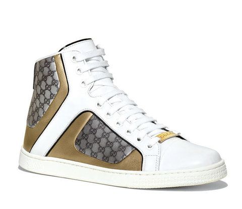 <p>Con zonas en tonos dorados y tejido con el logo de la marca, <strong>Gucci</strong> nos propone este modelo de zapatillas ne blanco.</p>