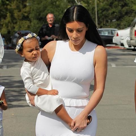 <p>La pequeña celebra la Fiesta de Pascua con el clan Kardashian con un look minimalista en blanco y con una corona de flores.&nbsp;</p>