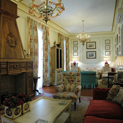 <p>Esta casa palacio de Zafra tiene un aire encantador. Su salón con chimenea tiene aires victorianos, que te trasladan al siglo XIX, y sus 15 estancias (a partir de 95 euros) te brindan rincones de inspiración taurina. Tel. 924 56 33 11.</p>
