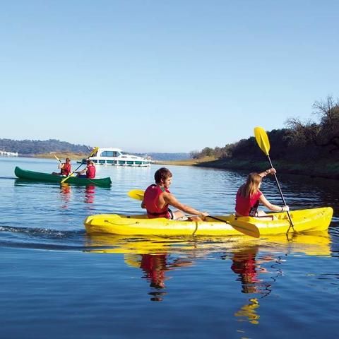Explora el Gran Lago Alqueva en kayak o canoa.