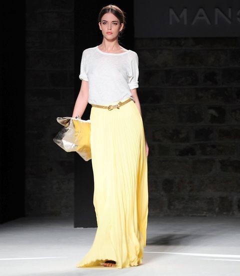 <p>Nos encanta el contraste de estilos de camiseta de algodón y falda de seda amarilla.</p>