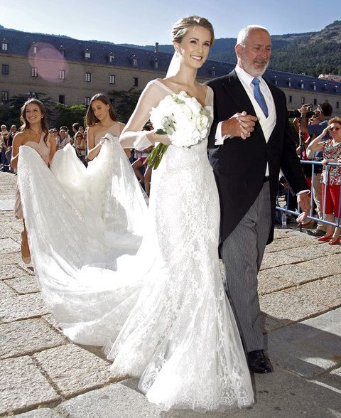 <p><strong>Astrid Klisans</strong>, confió en <strong>Manuel Mota</strong>, para diseñar su maravilloso vestido de novia, de corte sirena, de tul, encaje y pedrería y una impresionante cola. Lo completó con un velo muy sencillo de tul, un recogido clásico y un boquet de rosas blancas. Astrid eligió al mismo diseñador para su boda civil en 2011.</p>