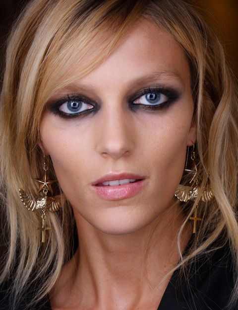 <p>Si has elegido un maquillaje potente en los ojos deja que los labios pasen desapercibidos, como hicieron los estilistas de Emilio Pucci.</p>