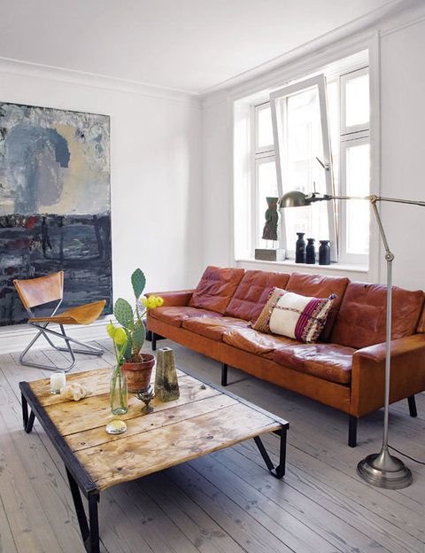 <p>En el salón, el verdadero protagonista es el gran sofá, adquirido en un mercadillo de Copenhague, que combina perfectamente con la silla de piel firmada por el diseñador danés Erik Magnussen.</p>