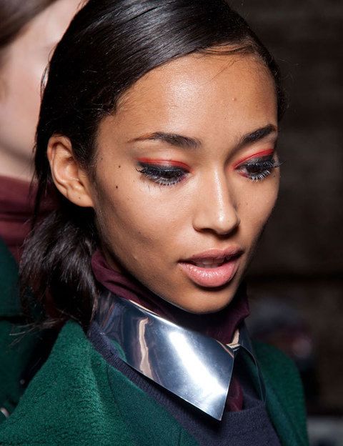 <p>Ojos delineados en rojo y negro, propuesta de <strong>Philip Lim</strong>.</p>