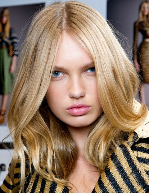 <p>Para conseguir este look de Burberry Prorsum <strong>trabaja el pelo con un cepillo de rulo gordo, insistiendo en los medios para aportarle volumen.</strong> </p>