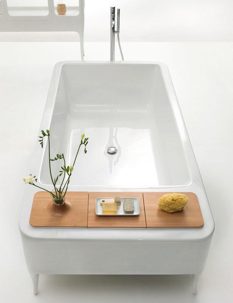 <p>Esta bañera pertenece a la Colección Hayón para Bisazza Bagno. De metacrilato, con armazón exterior de madera barnizada blanca, desde 7.690 €.</p>