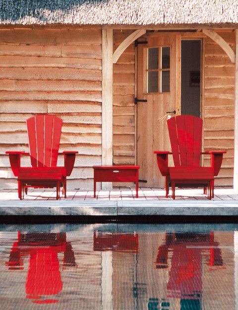 <p>Son las sillas Adirondack, 769 €/cu, más la mesa, 339 €, de Royal Botania. </p>