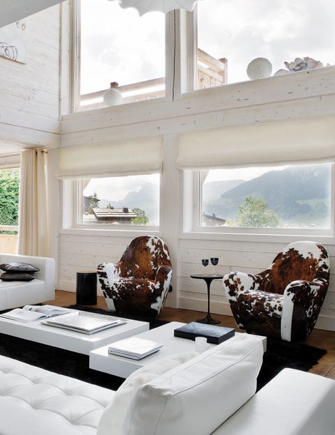 <p>El salón está repleto de ventanas, para aprovechar la luz y las increíbles vistas que ofrecen Los Alpes.</p>