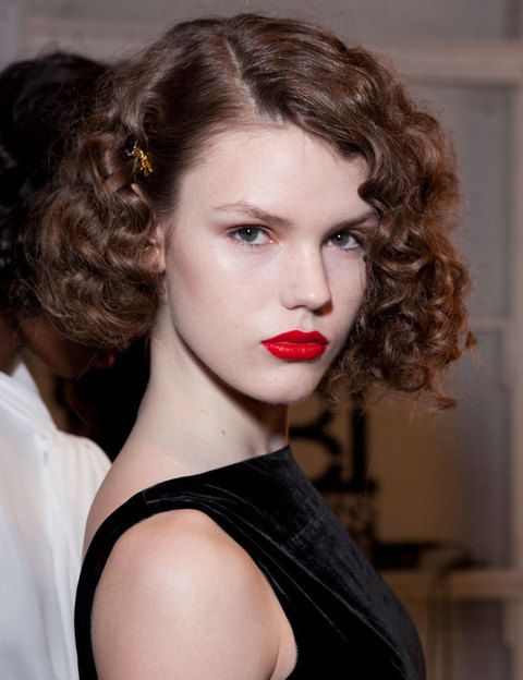 <p><strong>Ruffian</strong> propone un look sofisticado y elegante de pelo rizadísimo y labios mate en rojo. ¡Nos encanta!</p>