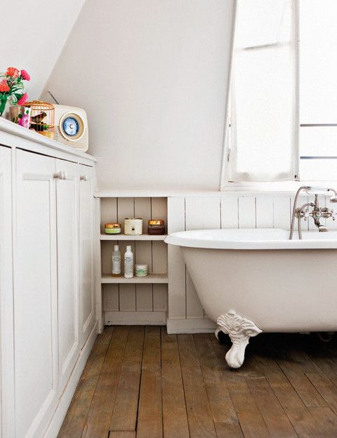 <p>La simplicidad marca la pauta para el cuarto  de baño principal que, al igual que el dormitorio,  disfruta de unas bonitas vistas de los tejados de  París. </p>