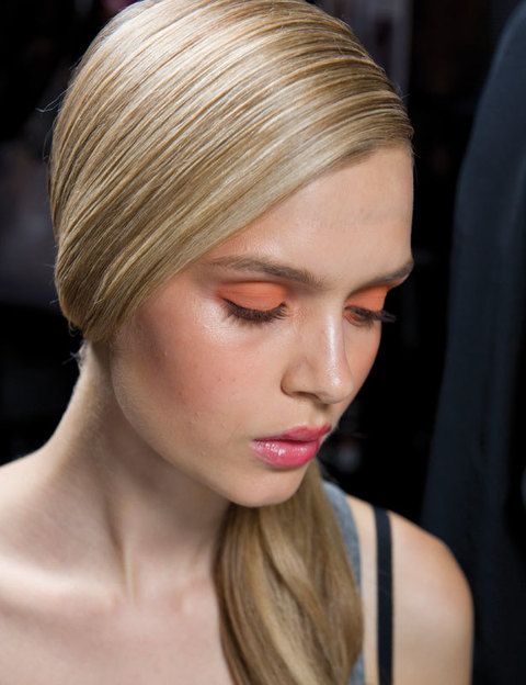 <p>Di sí al toque minimalista: lleva tu peinado muy pulido con coleta baja y maquilla los ojos en un bloque de color naranja. En los labios, un toque de <i>gloss</i>.</p>