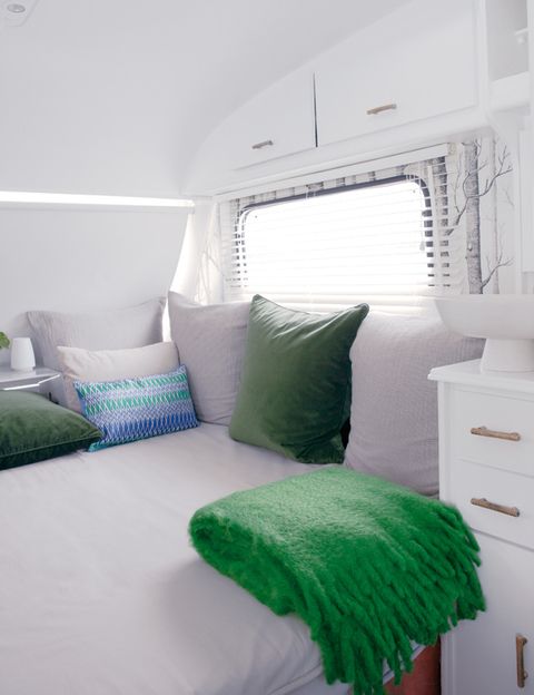 <p>El colchón, que se fabrica a medida, está tapizado con una loneta de Pepe Peñalver.</p>
