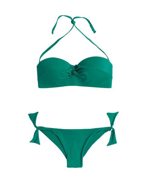 <p>Biquini de color verde de corte retro que destaca las curvas.<strong> Es de Oysho (29'95€).</strong></p>