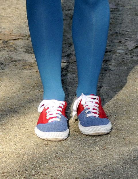 <p>También nos pareció original la combinación de colores de las medias en azul con las zapatillas de cordones de<strong> El Ganso</strong> en vaquero y rojo.</p>