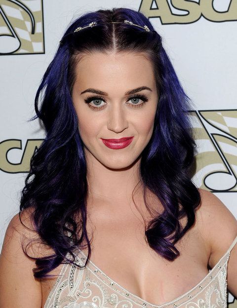 <p>La cantante <strong>Katy Perry</strong> es la reina absoluta de los tintes fantasía en el pelo. La hemos visto con todos los colores posibles, el último, este violeta oscuro.</p>