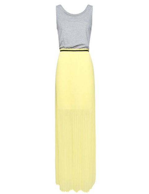 <p>Parece una falda amarilla y una camiseta, pero es un vestido largo ideal con cinturón y sandalias planas.</p>