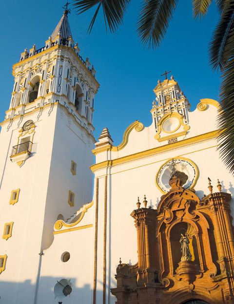 La iglesia de San Juan, emblema de La Palma del Condado.
