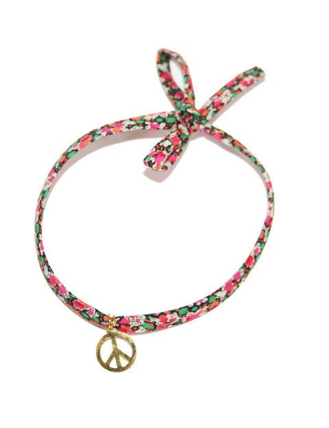 <p>Pulsera de tela con flores liberty y charm del símbolo de la paz.</p>