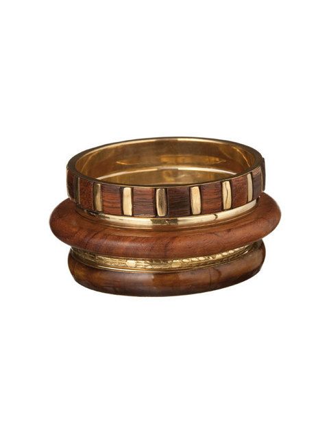 <p>Brazalete de madera y metal (3 euros).</p>