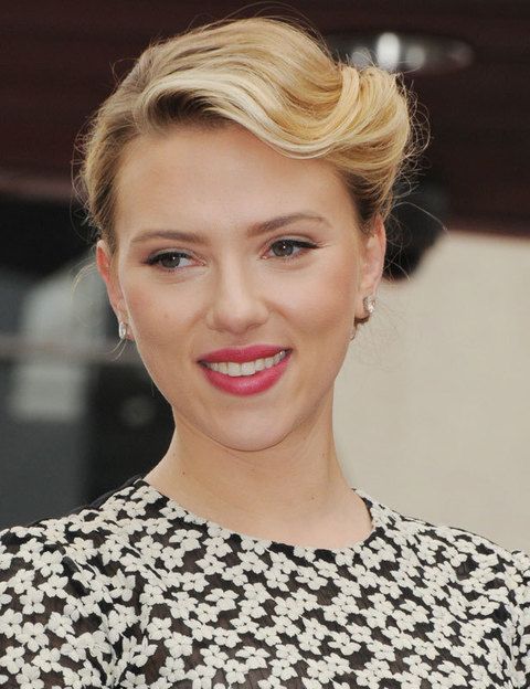 <p>Para su make up, Scarlett apostó por los tonos pastel, con marcada línea negra en el párpado superior y pink lips.</p>