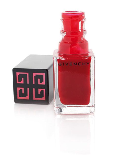 <p>Intenso y de acabado mate, esta laca de uñas (18 euros) de <strong>Givenchy.</strong></p>