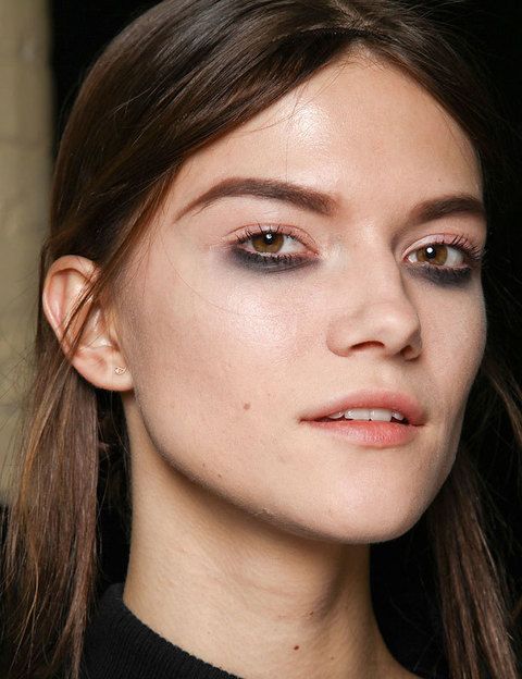 <p><strong>Marc Jacobs</strong> apuesta por un look muy grunge, con ojos maquillados de negro en el párpado inferior.</p>