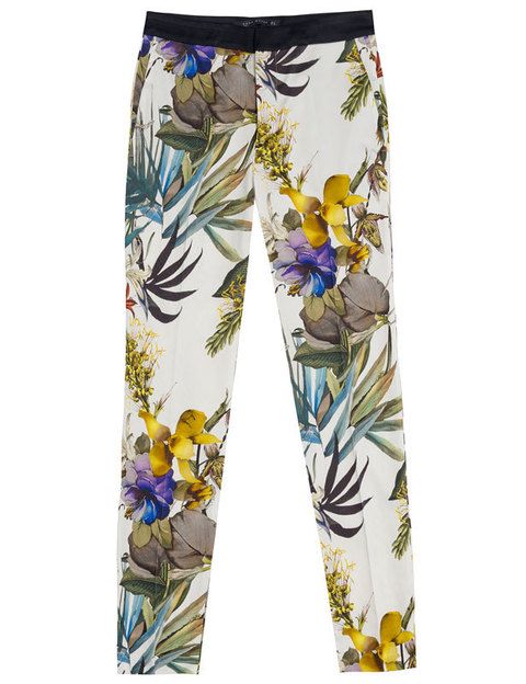 <p>Los pantalones con flores están arrasando. Hazte con unos como estos en <a href="http://www.zara.com/webapp/wcs/stores/servlet/home/es/es/zara-S2012" target="_blank"><strong>Zara</strong></a>.</p>