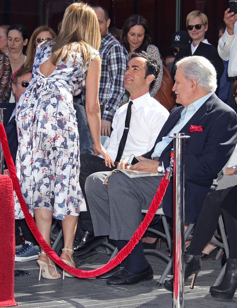 <p>Su novio no podía faltar en esta celebración. Justin Theroux se encontraba en primera fila junto al padre de la actriz.</p>