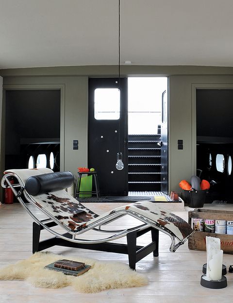Pieza icónica: la  chaise-longue  LC4, de  Le Corbusier. Es la protagonista absoluta de la zona de lectura.