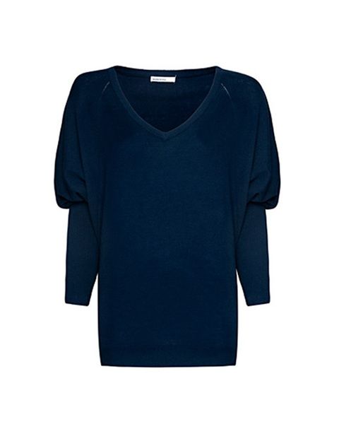 <p>Jersey XL azul marino con cuello en pico de <a href="http://shop.mango.com/ES/p/mango/prendas/pantalones/jersey-cuello-pico/?id=63210058_N1&amp;orig=catalog" target="_blank"><strong>Mango</strong></a> (29,99 euros).</p>