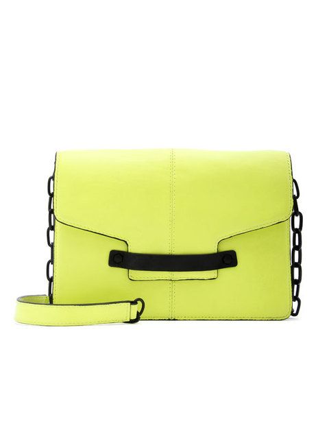 <p>Bolso modelo &quot;Messenger&quot; en amarillo con cadena y cierre metálico de la colección <strong>Neon.</strong></p>