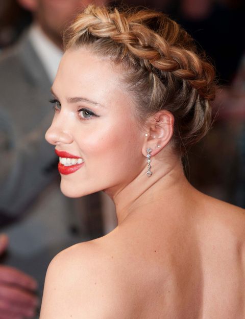 <p>Nos encantó <strong>Scarlett Johansson</strong> con todo el pelo recogido y su trenza diadema coronando el peinado. Unos labios 100% rojos y tiene el 'total look'. Llévala a tu salón de belleza para una ocasión especial.</p>