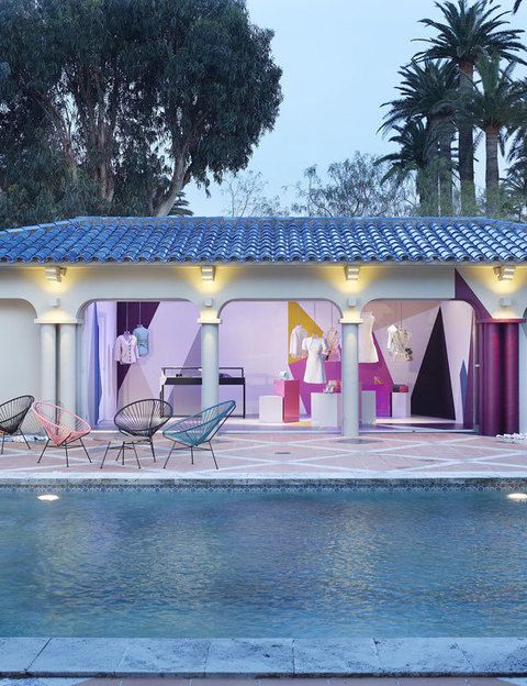 <p>El hotel Mistralle, en la conocida villa francesa de Saint Tropez, recibe un año más la exclusiva boutique de verano de Chanel. Un jardín privado, junto a la piscina.. un escenario de ensueño para unas compras de lujo. Podrás elegir los accesorios de la colección de Primavera-Verano 2012 de Channel sentada en unas exclusivas sillas de diseño.</p>