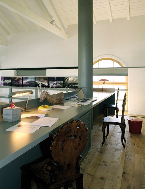 <p>La zona de trabajo, localizada sobre el panel de control original, permite disfrutar de la grandiosidad de la planta baja, en la que se sitúa la cocina.</p>