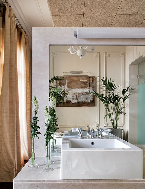  <p>En la zona del lavabo, el mármol es el protagonista. Las cortinas de seda son de <strong>Gancedo</strong>. Reflejada en el espejo, una obra gráfica de Baldomero Limón.</p>