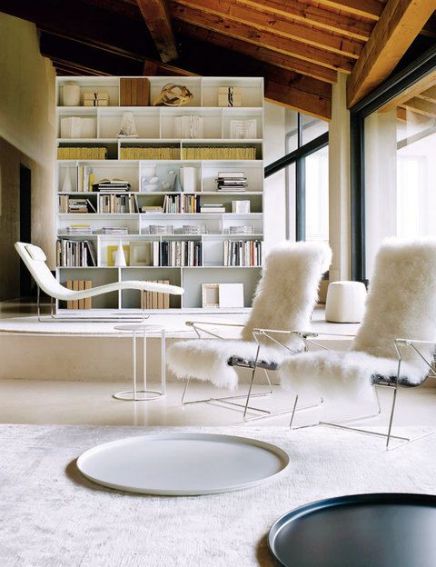 <p>Al fondo, en una altura superior, librería<i> Flat. C,</i> de Antonio Citterio, y chaise-longue <i>Landscape,</i> diseñada por Jeffrey Bernett.</p>