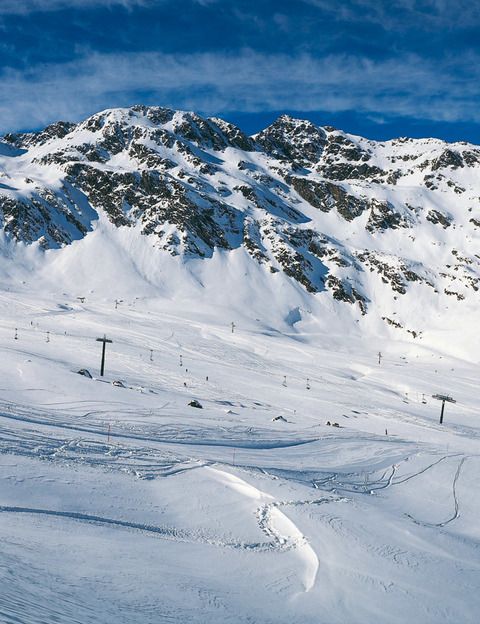 <p>En plenos Pirineos y a sólo 5 kilómetros de la capital de <strong>Andorra,</strong> se sitúa la estación de Vallnord. Con 88 pistas esquiables, este paraíso blanco es una de las mejores opciones para viajar con niños o volver a sentirse como uno de ellos. Aquí podrás practicar el skibike, tirarte por un tobogán alpino, pasear por el bosque en raquetas o patinar sobre hielo (Naturlandia ofrece packs desde 54 €; <a href="http://naturlandia.ad" target="_blank">naturlandia.ad</a>). Pero si lo que prefieres es lanzarte al relax, reserva alguno de los fabulosos tratamientos del spa Sport Wellness (desde 37,50 €; <a href="http://www.sportwellness.ad" target="_blank">sportwellness.ad</a>) o dedícate a los placeres gourmet que ofrecen restaurantes como L’era d’en Jaume (<a href="http://eradenjaume.com" target="_blank">eradenjaume.com</a>), en Llorts. Para dormir, desconecta en el Hostal Cisco de Sans (hab. doble desde 60 €, <a href="http://hostalciscodesans.com" target="_blank">hostalciscodesans.com</a>), en Andorra la Vella. Querrás repetir.</p>