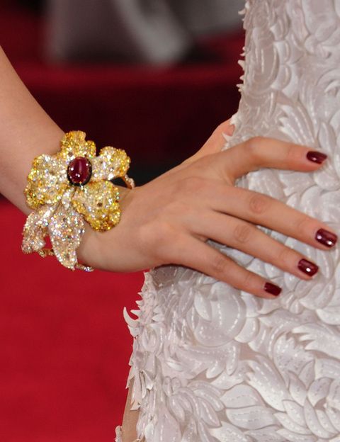 <p>La actriz china<strong> Li Bingbing</strong> lució una de las joyas más espectaculares de la alfombra roja: un impresionante brazalete dorado y rojo con forma de flor.</p>