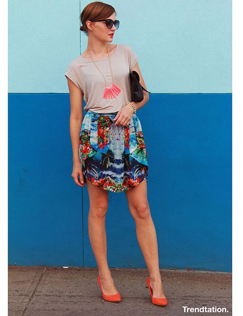 <p>Veronica decide combinar la falda tropical de Zara con una camiseta lisa en color topo, una mezcla sencilla que ella adorna muy bien con complementos en color coral, como por ejemplo el colar o los zapatos. Femenina y muy veraniega.</p>