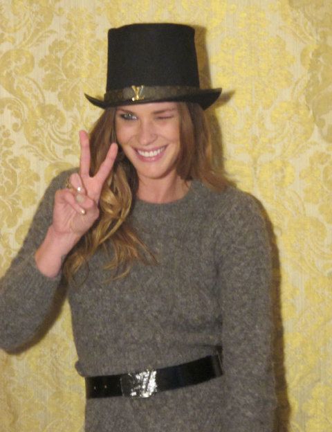 <p>Un día de fotos con la top Erin Wasson en París y el resultado no podía ser más espectacular: páginas de moda<i> très chic.</i></p>