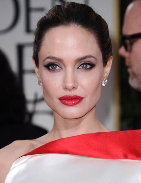<p><strong>Angelina&nbsp;Jolie</strong>&nbsp;sorprendió con el tono de su vestido, pero también con el de su maquillaje. Un rostro demasiado blanco al que supo restarle importancia con sus marcados ojos y sobre todo con su <i>rouge </i>de labios.</p>