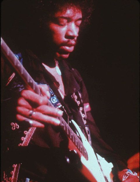 <p>Para muchos, fue el mejor guitarrista de la historia de las seis cuerdas, y su muerte está rodeada de misterio. Los somniferos y el alcohol hicieron que el músico falleciera ahogado por su propio vómito. Pero uno de sus asistentes afirma que fue el propio representante de Hendrix el que acabó con su vida para cobrar el seguro.</p>