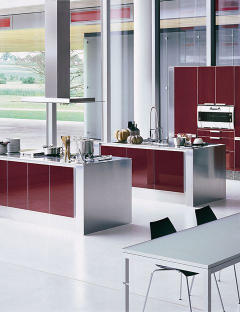  <p>De la serie <i>Segmento,</i> de <strong>Poggenpohl</strong>, esta cocina también apuesta por el rojo. Se ha amueblado con dos islas multifunción en acero y aluminio y un amplio frente con muebles columna que albergan horno y vinoteca, de <strong>Siemens</strong>, empotrados.</p>