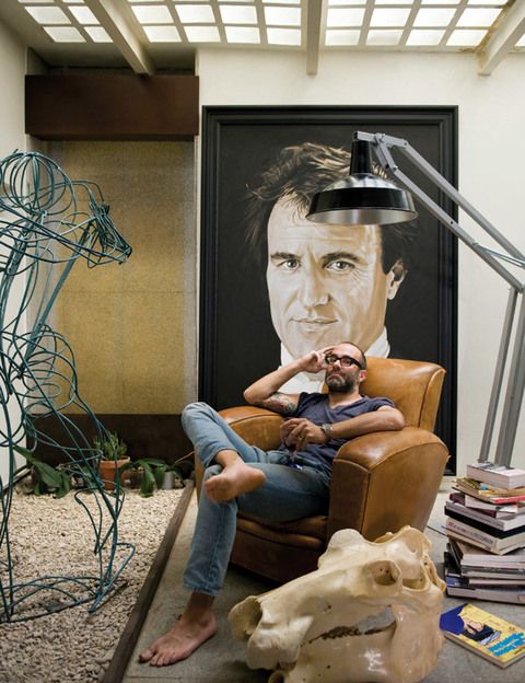 <p>Enrique, en una butaca francesa años 30, respaldado por un retrato de su padre realizado por él. Al lado, escultura Les Danceurs, de Bernard Poizet, y flexo XXL, todo en L.A. Studio. Calavera de hipopótamo, en Anmoder.</p>
