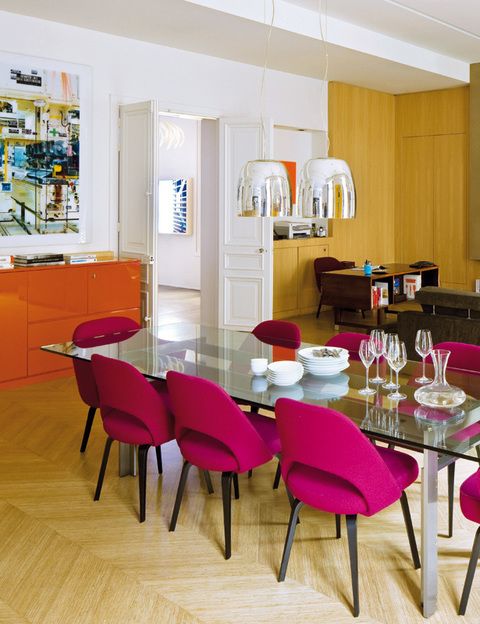<p>Detalle del comedor, con una mesa de vidrio y acero de Carlo Scarpa; sillas <i>Executive</i> de Eero Saarinen, editadas por Knoll y lámparas de techo, mod.<i> S3-S33,</i> de la firma Prandina.</p>
